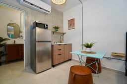 8.1 Studio • First Floor • Queen Bed • 290 sq ft - Imagen 2