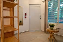 8.1 Studio • First Floor • Queen Bed • 290 sq ft - Imagen 4