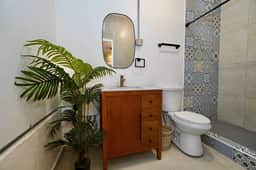 8.1 Studio • First Floor • Queen Bed • 290 sq ft - Imagen 5