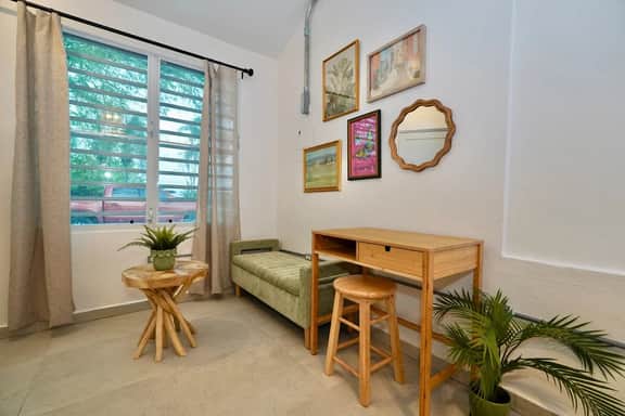 8.1 Studio • First Floor • Queen Bed • 290 sq ft - Imagen 3