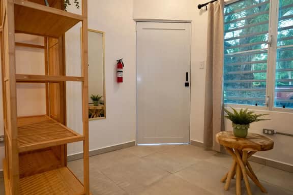 8.1 Studio • First Floor • Queen Bed • 290 sq ft - Imagen 4