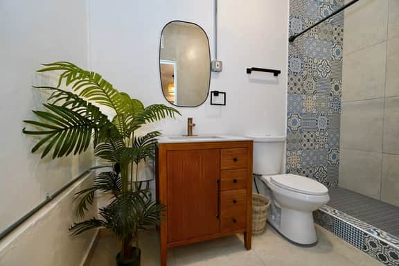 8.1 Studio • First Floor • Queen Bed • 290 sq ft - Imagen 5